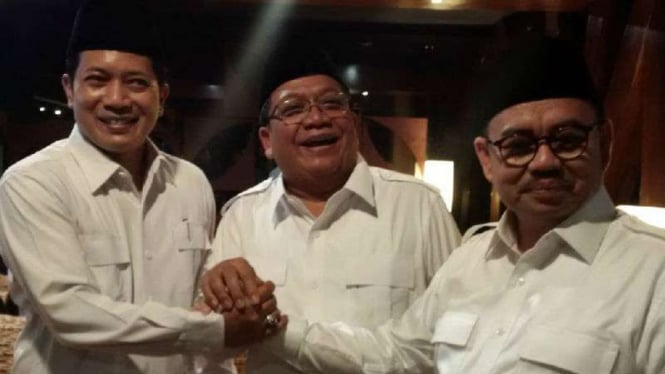 Ferry Juliantono (kiri) dan Abdul Wahid, masing-masing petinggi Partai Gerindra; dan Sudirman Said, eks Menteri ESDM, di Semarang, Jawa Tengah, pada Senin malam, 27 November 2017.