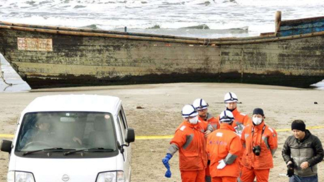 Perahu berisi delapan mayat yang terdampar di laut Jepang.