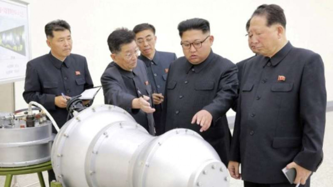 Kim Jong-un saat melakukan inspeksi di pabrik pengembangan nukir.