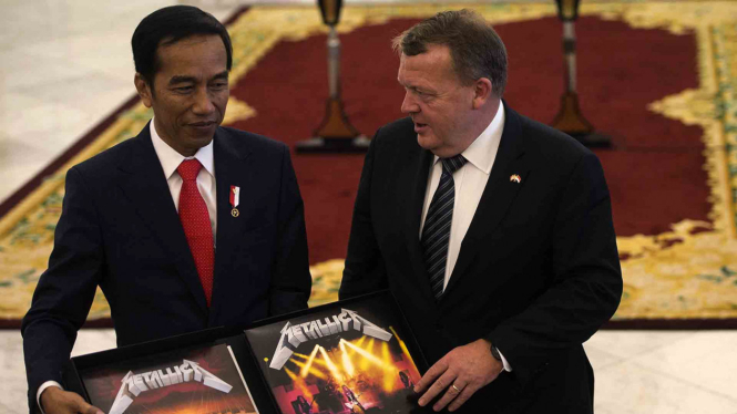 Cendera Mata Berupa Piringan Hitam Band Metallica Untuk Jokowi