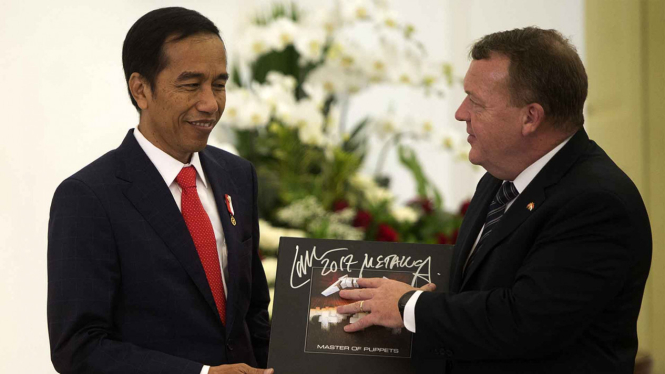 Cenderamata Berupa Piringan Hitam Band Metallica untuk Jokowi dari PM Denmark, Lars Lokke Rasmussen.