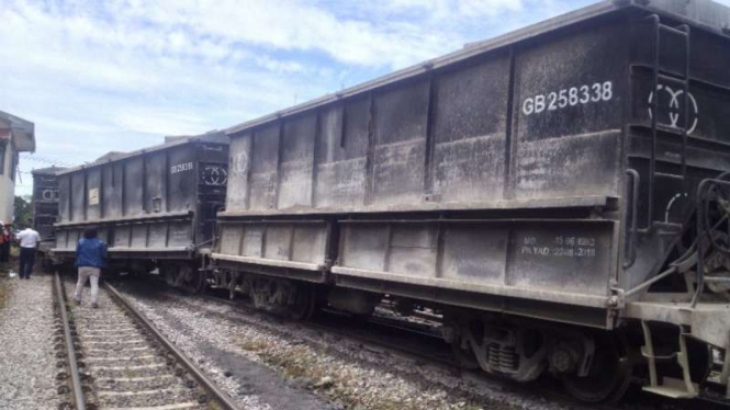 Empat dari 12 rangkaian gerbong kereta api pengangkut bahan jadi Semen Padang anjlok di kawasan rel Teluk Bayur, Padang, Sumatera Barat, pada Selasa, 28 November 2017.