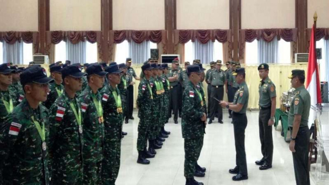 KSAD Jenderal Mulyono memberikan penghargaan kepada juara menembak TNI AD