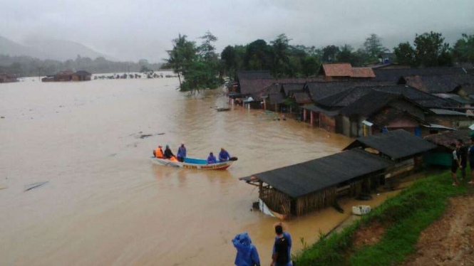 Sejumlah wilayah terdampak banjir dan longsor di Kabupaten Pacitan, Jawa Timur, pada Selasa, 28 November 2017.