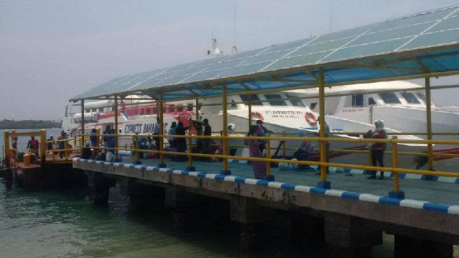 Kapal wisata tak berlayar gara-gara cuaca buruk dan hanya bersandar di Pelabuhan Karimunjawa, Jepara, Jawa Tengah, pada Selasa, 28 November 2017.