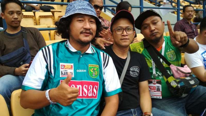 Isa Bajaj (kiri) hadir dukung Persebaya di GBLA