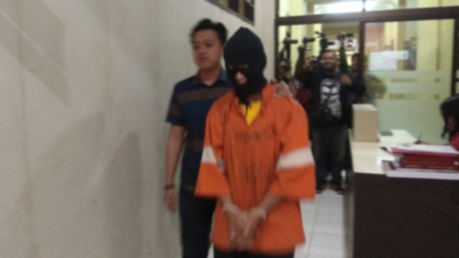 R ayah kandung tega setubuhi putrinya, digelandang polisi dari Polres Malang