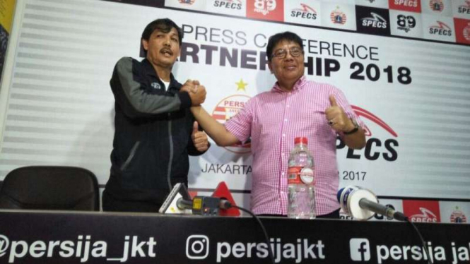 Direktur Utama PT Persija Jaya, Gede Widiade (kanan).