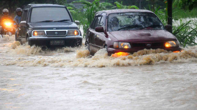 Dua pengendara mobil menerobos banjir di Klaten akhir November 2017.