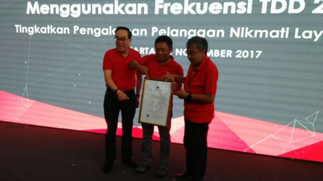 (ki-ka) Direktur Telkomsel Edward Ying - Direktur Utama Ririek Adriansyah - Direktur Bob Apriawan.