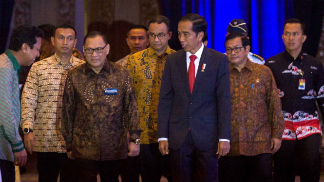 Presiden Jokowi (tengah)