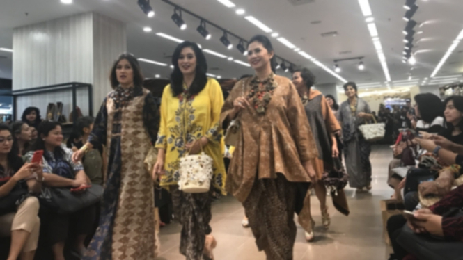 Fashion Legacy, wastra Indonesia untuk busana perayaan Natal dan tahun baru.