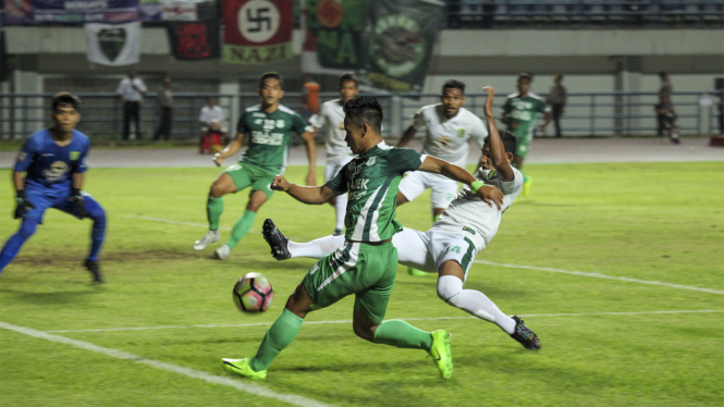 Persebaya Surabaya vs PSMS Medan.