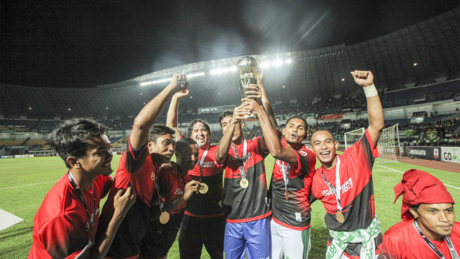 Selebrasi Pemain Persebaya Usai Juara di Final Liga 2