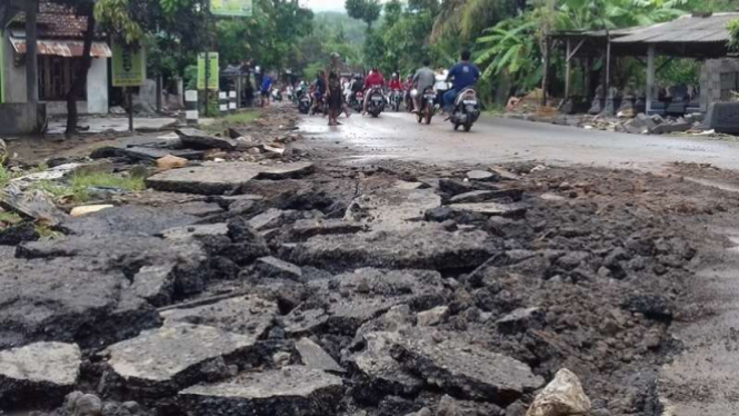 Jalan alternatif Bantul-Kabupaten Gunung Kidul rusak diterjang banjir.