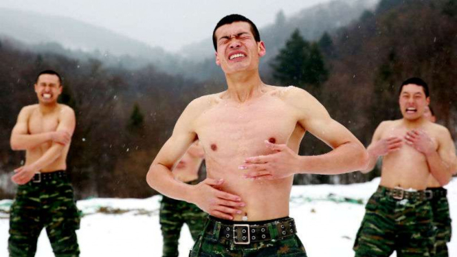 Tentara paramiliter buka baju di cuaca ekstrem