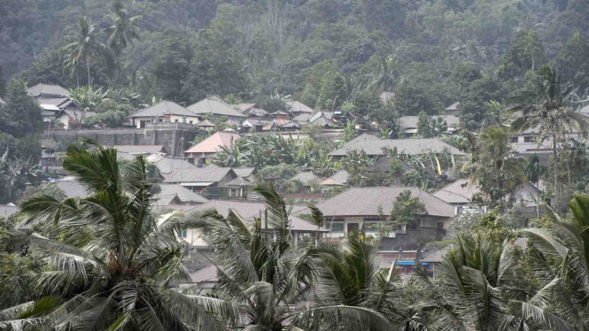 Hujan Abu Gunung Agung Masih Terjadi di Bali.