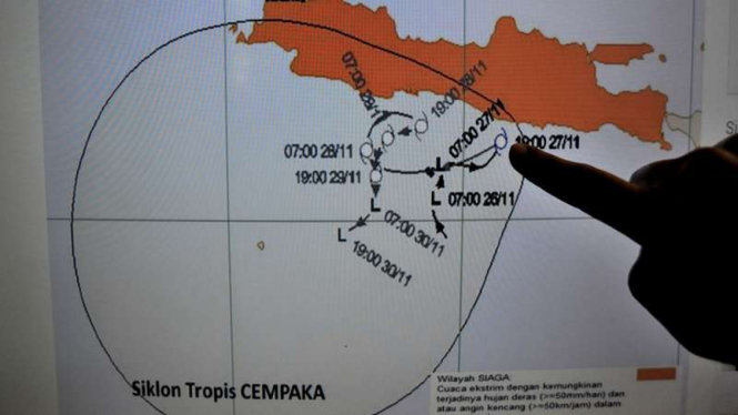 Petugas BMKG menunjuk area pergerakan badai Siklon Tropis Cempaka di Laboratorium BMKG Banten, di Serang, Selasa (28/11/2017)