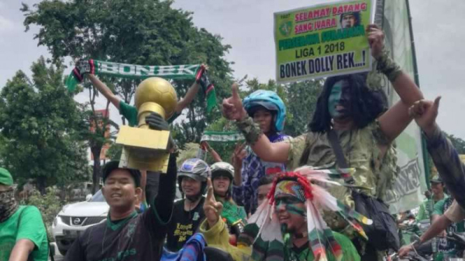 Aksi Bonek sambut kesuksesan Persebaya Surabaya