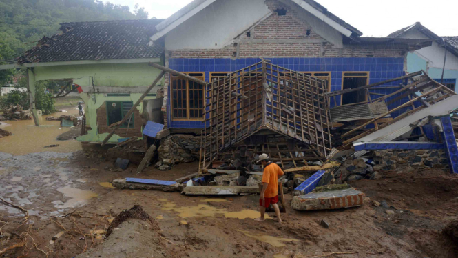Kondisi sejumlah rumah di Kabupaten Pacitan saat dilanda banjir bandang dan tanah longsor pada 29 November 2017.