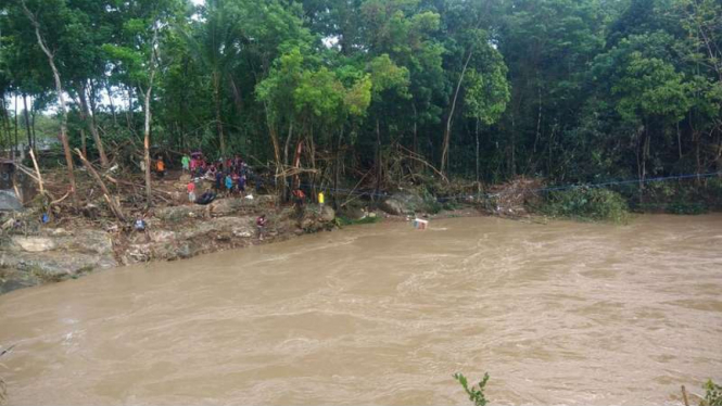 Warga di Dusun Bojing Gunungkidul menerima bantuan bahan makanan lewat seutas tali usai jembatan penghubung desa mereka terputus karena banjir, Rabu (29/11/2017)