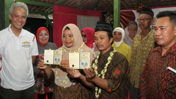 Ganjar dan pasangan pengantin yang ingin ia menjadi saksi pernikahan mereka.