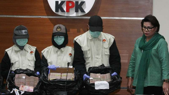 Tim petugas KPK paparkan barang bukti kasus suap di Jambi.