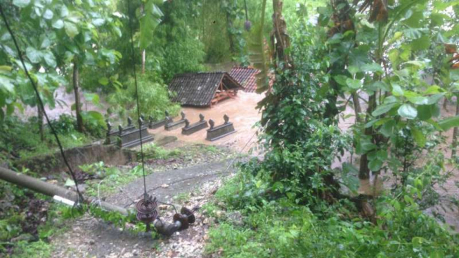 Sebuah rumah nyaris tenggelam akibat banjir di Kabupaten Bantul, Daerah Istimewa Yogyakarta.