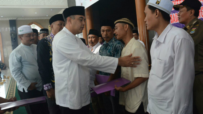 Bupati Tangerang, Ahmed Zaki beri santunan pada korban ledakan pabrik mercon.