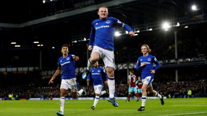 Striker Everton, Wayne Rooney, merayakan golnya ke gawang West Ham