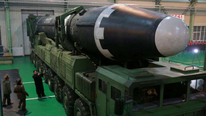 Kim Jong un cek rudal terbaru Hwasong-15