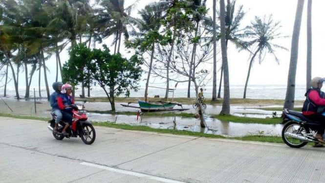 Pantai di Banten dipasangi bendera merah.