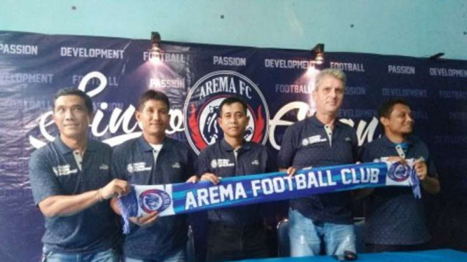  Jajaran tim Pelatih Arema FC Musim 2018 saat diperkenalkan.