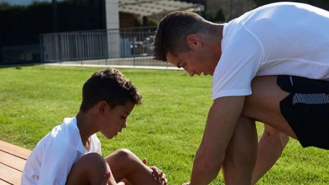 Cristiano Ronaldo (kanan) dan sang putra Cristiano Ronaldo Jr (kiri)