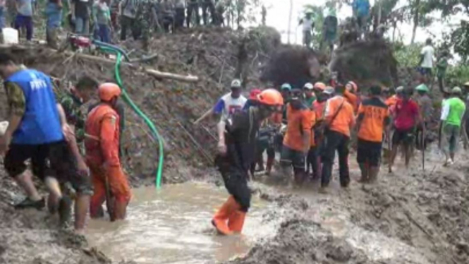 Bencana tanah longsor di Pacitan, Jawa Timur.