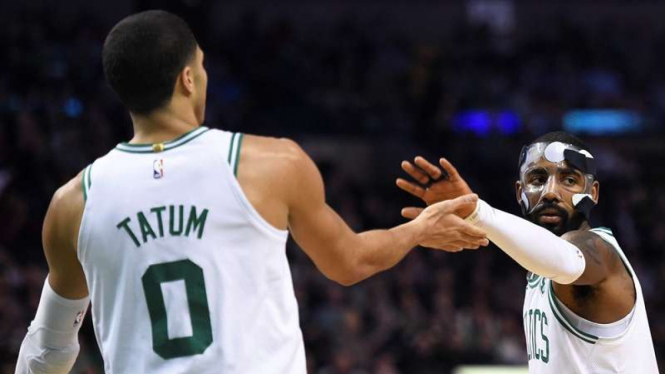 Bintang Boston Celtics, Jayson Tatum (kiri) dan Kyrie Irving (kanan)