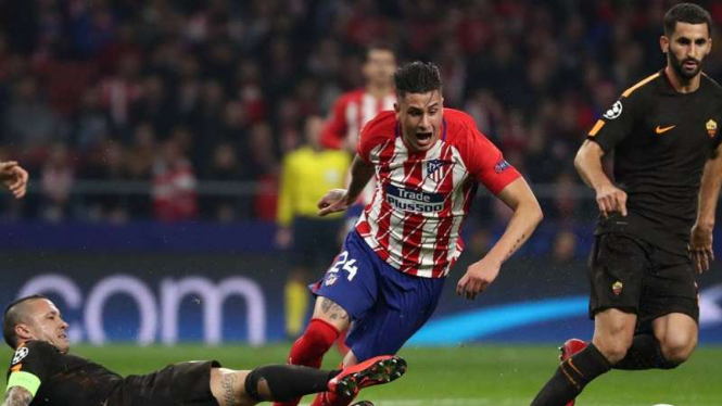 Pemain belakang Atletico Madrid, Jose Gimenez (tengah)