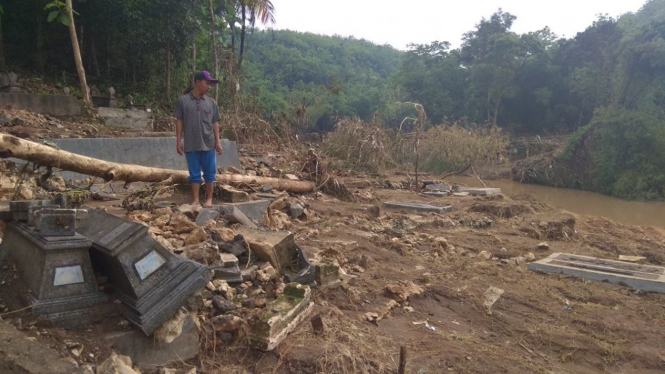 Makam yang hancur diterjang banjir di Desa Dlingo, Yogyakarta.