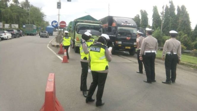 Antrean truk yang hendak masuk ke Pelabuhan Merak, Jumat 1 Desember 2017.