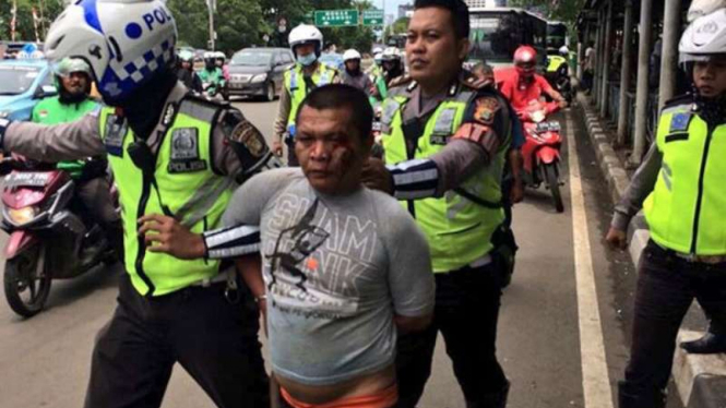 Fahruzi, pria yang mengancam polisi dengan pisau, berhasil diamankan petugas.