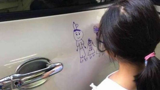 Seorang ayah di Taiwan persilakan anaknya menggambar di mobil.