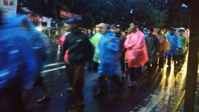  Sejumlah warga asal Bogor Jawa Barat yang berjalan kaki menuju Jakarta untuk berpartisipasi dalam reuni akbar 212 di kawasan Monas, Jumat (1/12/2017)