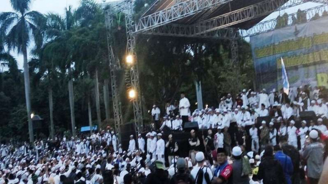 Massa mendengarkan orasi saat Reuni Akbar 212 di Monas