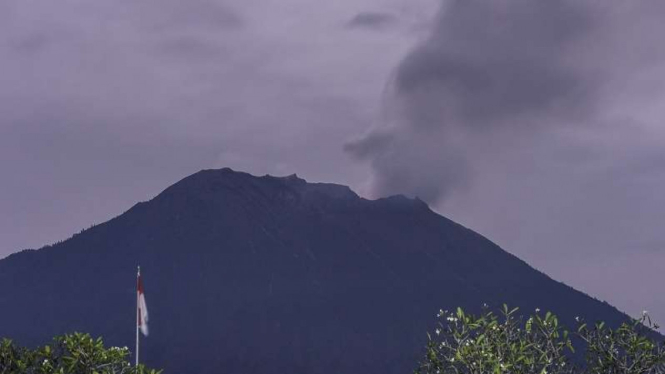 Gunung Agung mengeluarkan asap tipis, seperti yang terlihat dari pos pengamatan.