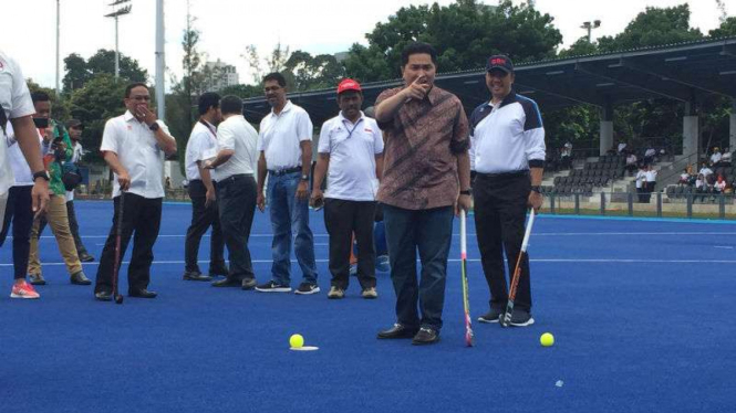 Menpora Imam Nahrawi dan Ketua Panitia Pelaksana Asian Games 2018 Jakarta-Palembang (INASGOC) Erick Thohir  mengetes lapangan hoki.