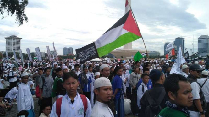 Massa reuni 212 mengibarkan bendera Palestina dan HTI.
