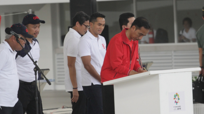 Presiden Jokowi didampingi Ketua Umum Persatuan Renang Seluruh Indonesia (PRSI) Anindya Novyan Bakrie meresmikan Stadium Renang Akuatik di Senayan, Sabtu 2 Desember 2017.