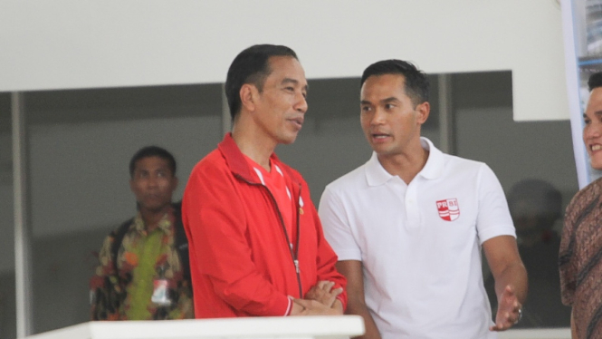 Presiden Jokowi didampingi Ketua Umum Persatuan Renang Seluruh Indonesia (PRSI) Anindya Novyan Bakrie meresmikan Stadium Renang Akuatik di Senayan, Sabtu 2 Desember 2017.