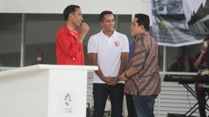 Presiden Jokowi didampingi Ketua Umum Persatuan Renang Seluruh Indonesia (PRSI) Anindya Novyan Bakrie meresmikan Stadium Renang Akuatik di Senayan, Sabtu 2 Desember 2017.