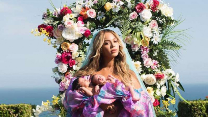 Beyonce menggendong bayi kembarnya yang baru lahir